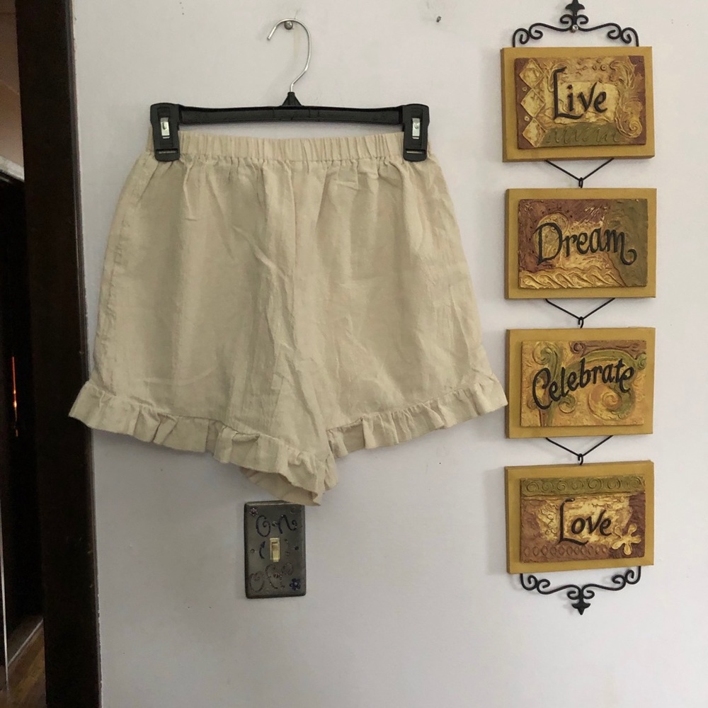 Cream Ruffle shorts - Picture 2 of 6